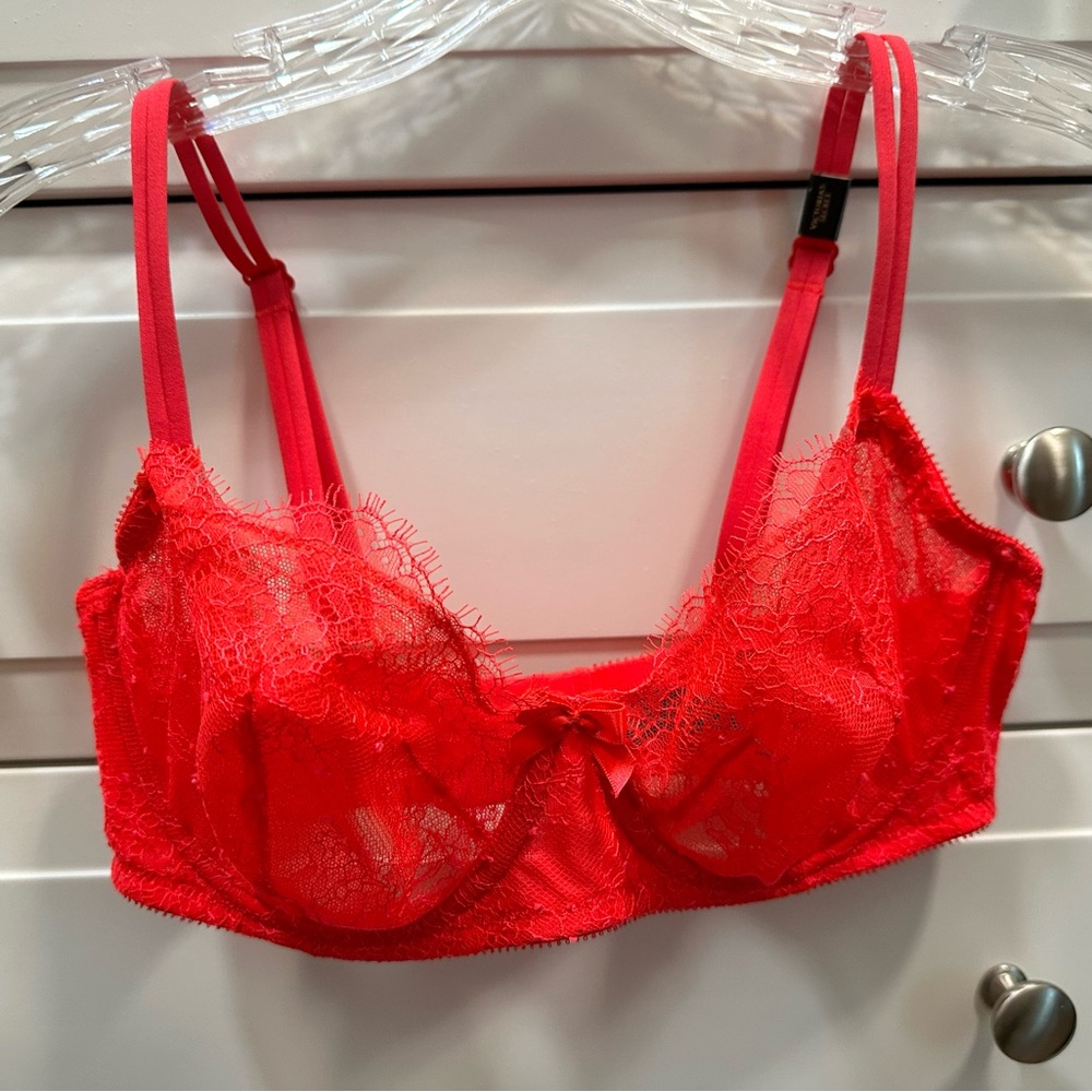 NWT Victoria’s Secret Very Sexy Neon Red Lace Demi bra size 34D
Never worn.